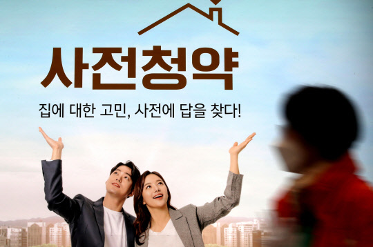 서울 송파구 장지동에 마련된 3기 신도시 사전청약 접수처에서 시민들이 청약을 위해 이동하고 있다. 연합뉴스